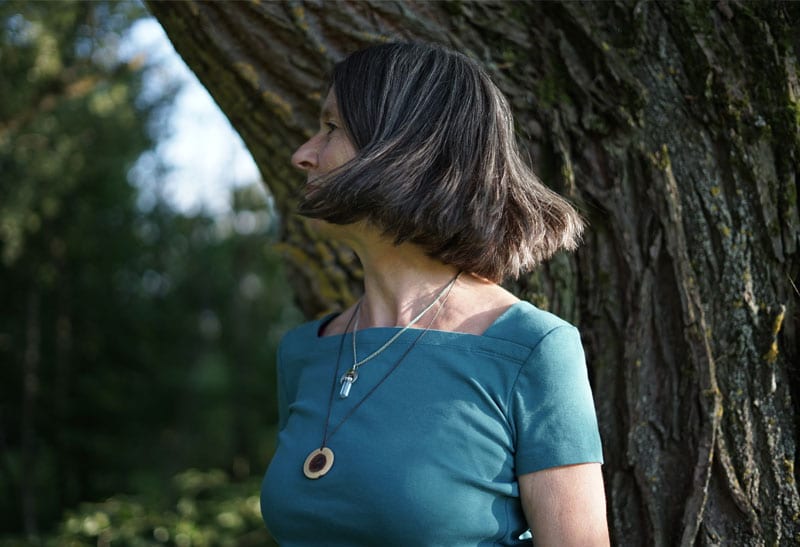 Katharina vor einem Baum
