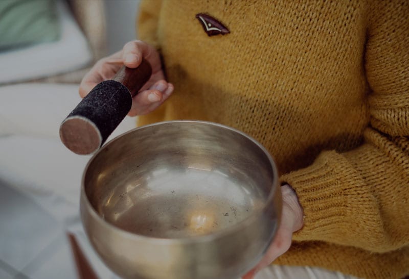 Katharina mit einer Schüssel in der Hand